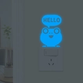 Adesivo murale a forma di rana blu luminosa con scritta HELLO sopra un interruttore - YG61 Luce Blu