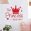Sticker mural couronne rouge avec texte The Princess Sleeps Here pour chambre fille - Style rouge / Rouge