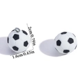 Detailansicht eines Fußballanhängers aus Harz mit Maßen von 2 cm Höhe und 1,6 cm Breite - Fußball Stil (A7-024)