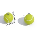 Detailansicht des 3D-Tennisanhängers mit Maßen 2cm x 1,6cm und silbernem Metallring - Tennis Stil (A7-023)