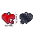 Colgante de corazón tipo puzzle en esmalte rojo con reverso de textura tejida - Rompecabezas de Bloque de Color Corazón - Base Negra (A7-011)