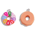 Pendentif donut en résine rose avec pépites colorées et anneau métallique argenté - Style Rose avec Gouttes de Bonbon Multicolores (Style 5) / 22*20mm