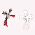 Colgante cruz gótica con calavera, esmalte rojo y detalles de aleación plateada - Cruz de Calavera de la Parca (A5-193)