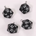 Gros plan de quatre pendentifs dés D20 noirs avec chiffres blancs et anneaux en métal - Noir
