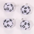 Vue détaillée de quatre pendentifs dés D20 à 20 faces avec anneaux pour bijoux DIY - Blanc