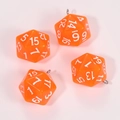 Gros plan de quatre pendentifs dés D20 orange avec anneaux argentés pour bijoux DIY - Orange Transparent