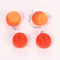 Detailansicht handgefertigter Harz-Orangenanhänger mit Maßen und Metallring-Verschluss - Rote Orange (A5-197)
