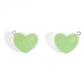 Vue détaillée de deux pendentifs cœur en acrylique vert clair avec anneaux en métal - Vert