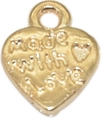 Détail macro d'un pendentif coeur doré avec texte gravé made with love - Or KC