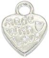 Gros plan d'un pendentif cœur argenté avec gravure 'made With Love' pour bijoux - Argent Brillant