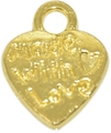 Détail macro d'un pendentif coeur doré avec gravure Made With Love pour bijoux DIY - Or