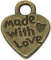 Vue macro d'un pendentif cœur en bronze gravé made with love pour création bijoux - Bronze Antique