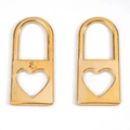 Vue détaillée de deux pendentifs cadenas à cœur évidé en or poli pour bijoux - Or