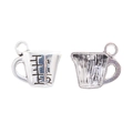Detalle macro de dijes de taza medidora en plata antigua para joyería artesanal - Colgante con Forma de Taza Medidora (A3-415) / 1 Pieza (15x10mm) / Plata antigua