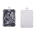Detailansicht des metallenen Tarot-Anhängers mit Emaille-Raben und Tod-Karten-Design - Sensenmann Stil / 28*18mm/2.42g / Silber