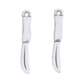 Dettaglio mini ciondoli a forma di bisturi in lega di zinco con fori per gioielli fai da te - Coltello / Argento Antico
