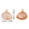 Dettaglio dei ciondoli a conchiglia in acrilico da 2,6 cm per la creazione di gioielli DIY - Conchiglia con Motivo Radiale Arancione Bianco (A6-021)