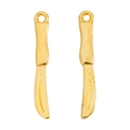 Dettaglio macro di ciondoli a coltello in lega dorata per gioielli fai-da-te e artigianato - Coltello / Oro