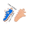 Ciondolo scarpa da calcio in smalto blu e bianco con misurazione precisa delle dimensioni - Stile Scarpa da Calcio Sportiva (A5-393-Blu)