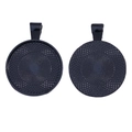 Vue macro de plateaux de pendentifs ronds noirs avec texture concentrique et dos quadrillé - 35x27mm / Noir de Natation