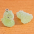 Détail macro de pendentifs dinosaures floqués vert clair avec anneaux en métal argenté - Vert