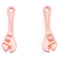 Makroaufnahme von zwei roségoldenen Anhängern in Schraubenschlüsselform für DIY-Schmuck - Roségold