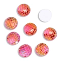 Dettaglio macro di cabochon a scaglie di sirena iridescenti con retro piatto per gioielli - Rosso