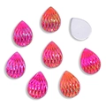 Macro detail van druppelvormige acryl strasstenen met roze AB iriserende afwerking - Druppelstijl (A6-214) / 13x18mm / 0.23g / Rood