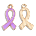 Dettaglio dei ciondoli a nastro in smalto rosa con retro metallico dorato e anello - 21*11mm / Viola