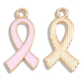Dettaglio dei ciondoli a nastro in smalto rosa e metallo dorato rigato per gioielleria - 21*11mm / Rosa