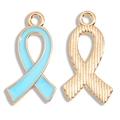 Dettaglio di ciondoli a nastro a cuore in smalto azzurro e finitura dorata - 21*11mm / Blu