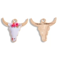 Detailweergave van voor- en achterkant van gouden stierenkop hangers met bloemmotieven - Roze Bloemen Emaille Stijl (A6-299-9-kcgold)
