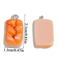 Mini pendentifs alimentaires en résine de 2,1 cm de haut avec détails de pain orange - Pain Grillé Carré