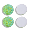 Gros plan de cabochons en résine druzy vert émeraude de 12 mm avec paillettes dorées DIY - Style Vert Clair