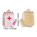 Ciondolo taccuino smaltato rosa con croce rossa e penna per gioielli medici fai-da-te - Ciondolo Taccuino Medico - Rosa (A7-378)