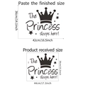Detailansicht der Wandtattoo-Maße mit Princess-Schriftzug, Krone und Sternen in Schwarz - Schwarz