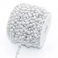Rollo de cadena de perlas blancas con eslabones plateados para joyería DIY y decoración - 6mm+4mm / Plateado