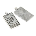 Pendentifs tarot argentés vintage montrant le motif Le Monde et texture soleil - Argent antique / MONDE/26*13mm/2.97g
