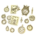 Detailopname van antieke gouden steampunk klokbedeltjes en mechanische tandwielhangers - Combinatie van 14 Klokstijlen / 1 Pak (Pak van 57g) / Antiek Goud