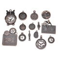 Macro-weergave van 14 vintage bronzen steampunk-hangers met klok- en tandwielmotieven - Combinatie van 14 Klokstijlen / 1 Pak (Pak van 57g) / Antiek Rood Koper