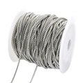 Nahaufnahme der DIY silbernen Box-Kette auf Spule für Schmuckherstellung - 1.4mm / Weiß K/Silber