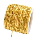 Vista macro de cadena de bambú dorada de 1,5 mm en carrete para joyería DIY y tocados - 1.5mm / Dorado