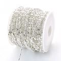 Primer plano de cadena de bolas de metal plateado en carrete para accesorios de joyería - 1.5mm / Plateado