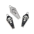 Colgante de ataúd gótico con relieve de calavera en plata vieja y esmalte negro - Estilo Calavera Negra Plata Antigua