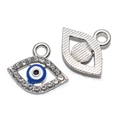 Silberner Evil Eye Verbinder Anhänger mit blauen Harz und Kristallen in Vorder- und Rückansicht - A4-089-weiß/16*14mm/084g