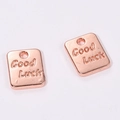 Ciondoli rettangolari in oro rosa Good Luck per creazione di gioielli fai da te e accessori - Ciondolo Quadrato "Good Luck" (A4-448) / 9*7mm / 0.52g / Oro rosa