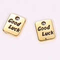 Ciondoli quadrati dorati 'Good Luck' in metallo di alta qualità per la creazione di gioielli - Ciondolo Quadrato "Good Luck" (A4-448) / 9*7mm / 0.52g / Oro antico