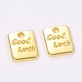 Set di due ciondoli rettangolari dorati Good Luck con testo a rilievo e fori superiori - Ciondolo Quadrato "Good Luck" (A4-448) / 9*7mm / 0.52g / Imitazione Oro