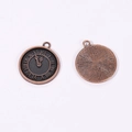 Detailweergave van steampunk bronzen klokhangers met Romeinse cijfers op witte achtergrond - Antiek Roodkoperkleur / 28*24 Mm / 2 G