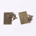 Macro-opname van de steampunk zwaluw klok hanger met tandwielen en bronzen afwerking - Antiek Bronskleurig / 40*39 Mm / 772 G